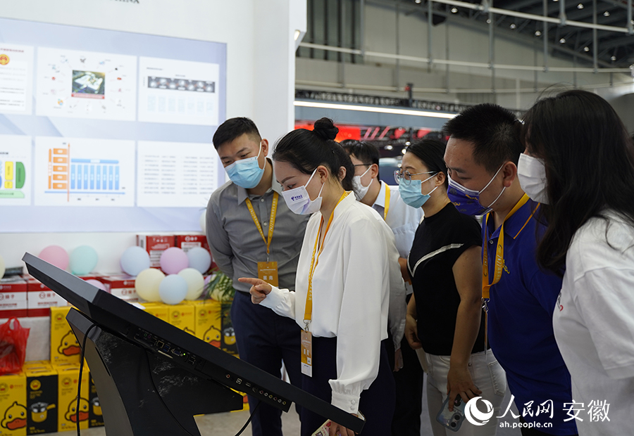 觀眾參與網(wǎng)絡(luò)安全知識(shí)競(jìng)答活動(dòng)。人民網(wǎng) 王銳攝