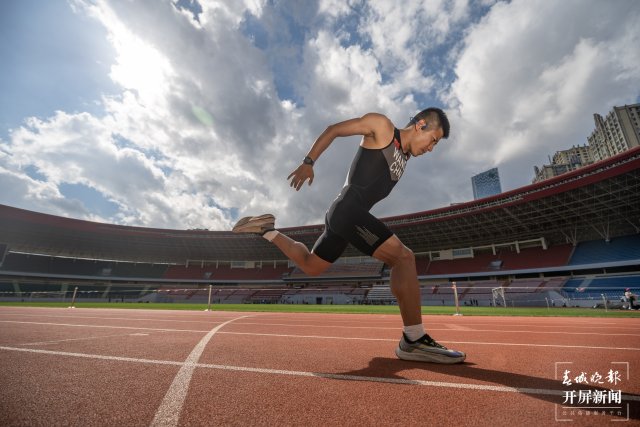開(kāi)屏人物｜王家超：創(chuàng)造一個(gè)又一個(gè)奇跡的“鐵壁阿童木”（春城晚報(bào)-開(kāi)屏新聞?dòng)浾?李春麗 攝）