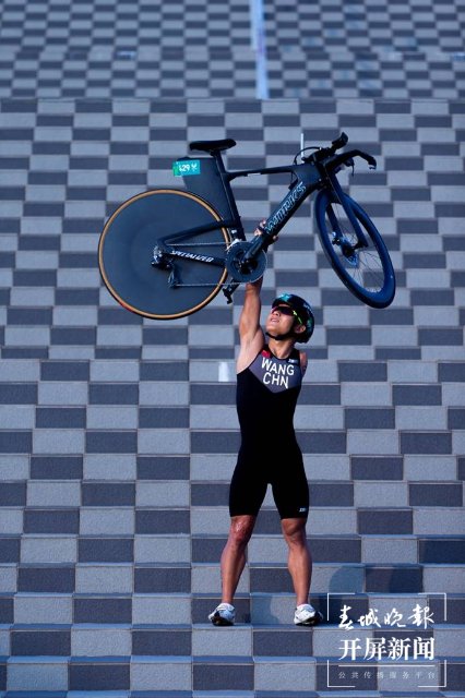 開(kāi)屏人物｜王家超：創(chuàng)造一個(gè)又一個(gè)奇跡的“鐵壁阿童木”（春城晚報(bào)-開(kāi)屏新聞?dòng)浾?李春麗 攝）