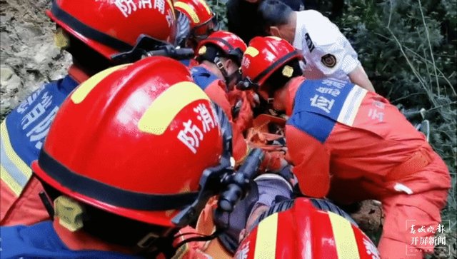 昆明一男子失足墜崖被困，空港消防緊急營救 春城晚報-開屏新聞 記者 閔楠/文 空港經(jīng)濟區(qū)消防救援大隊供圖