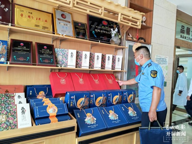 曲靖嚴(yán)查 “天價(jià)”月餅及過度包裝(蔣瓊波 攝)