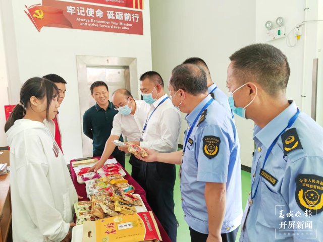 曲靖嚴(yán)查 “天價(jià)”月餅及過度包裝(蔣瓊波 攝)