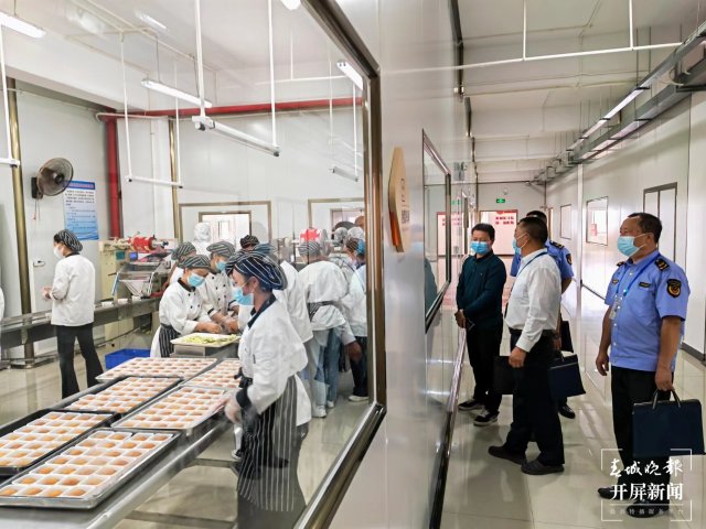 曲靖嚴(yán)查 “天價(jià)”月餅及過度包裝(蔣瓊波 攝)