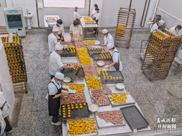 曲靖嚴(yán)查 “天價(jià)”月餅及過度包裝(蔣瓊波 攝)