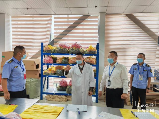 曲靖嚴(yán)查 “天價(jià)”月餅及過度包裝(蔣瓊波 攝)