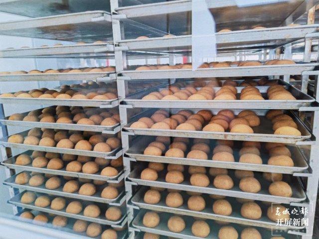 曲靖嚴(yán)查 “天價(jià)”月餅及過度包裝(蔣瓊波 攝)