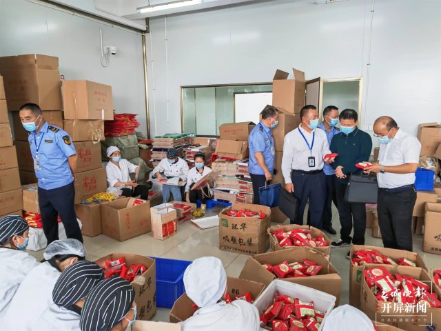 曲靖嚴(yán)查 “天價(jià)”月餅及過度包裝(蔣瓊波 攝)