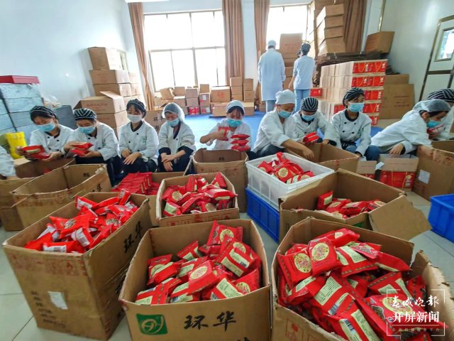 曲靖嚴(yán)查 “天價(jià)”月餅及過度包裝(蔣瓊波 攝)