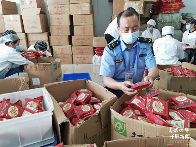 曲靖嚴(yán)查 “天價(jià)”月餅及過度包裝(蔣瓊波 攝)