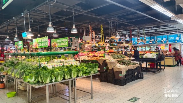 昆明各大商超物資充足(春城晚報(bào)–開屏新聞?dòng)浾?朱婉琪 孫江葒 攝)