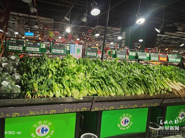 昆明各大商超物資充足(春城晚報(bào)–開屏新聞?dòng)浾?朱婉琪 孫江葒 攝)