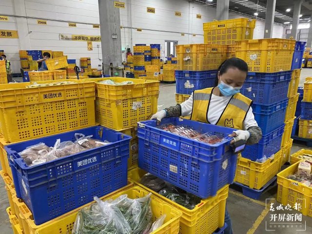 昆明各大商超物資充足(春城晚報(bào)–開屏新聞?dòng)浾?朱婉琪 孫江葒 攝)