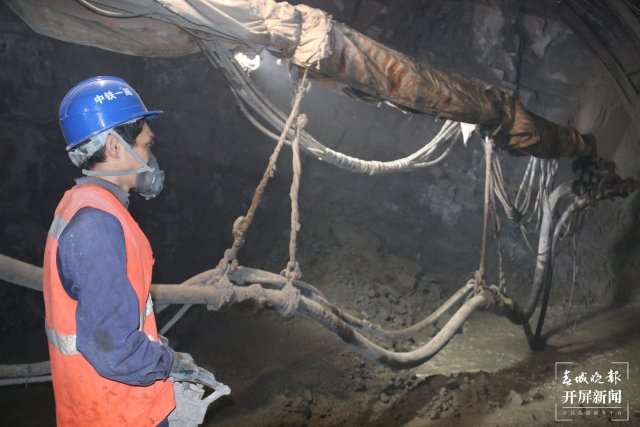 彌玉高速公路登樓山隧道正洞開挖突破萬米大關(guān)(開屏新聞記者 李春麗 楊茜 通訊員 王娟 張鑫 攝)
