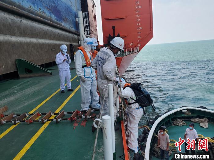 邊檢部門(mén)在船舶出境交付前與相關(guān)船舶制造企業(yè)、船舶代理企業(yè)保持密切聯(lián)系。　洋山邊檢站供圖