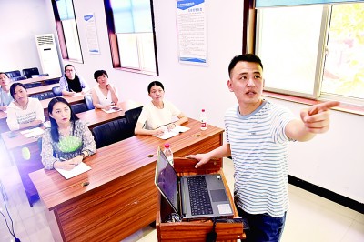 堅(jiān)持就業(yè)優(yōu)先戰(zhàn)略：夯實(shí)民生之本 增進(jìn)民生福祉