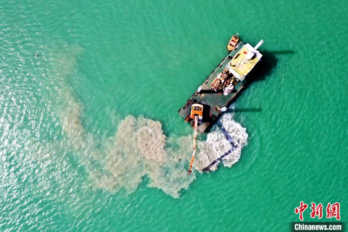 2018年11月5日，海南聯(lián)網(wǎng)二回工程海底電纜預(yù)挖溝。 南方電網(wǎng)供圖 李品 攝