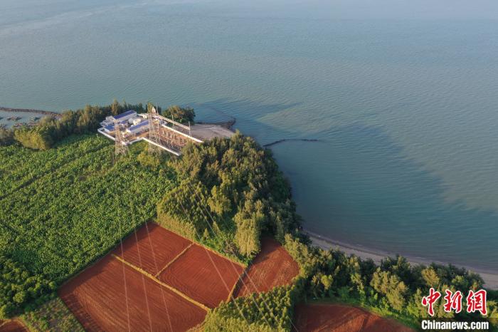 2022年7月25日，海南聯(lián)網(wǎng)系統(tǒng)工程林詩(shī)島終端站。 南方電網(wǎng)供圖 李品 攝