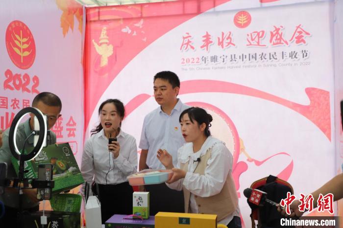 現(xiàn)場(chǎng)直播進(jìn)行中?！☆櫴縿?攝