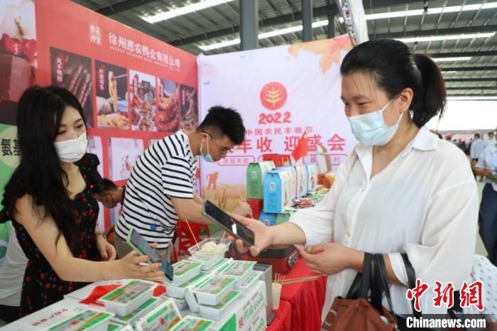 在睢河街道展臺(tái)，游客掃碼付款，再留個(gè)聯(lián)系方式，好吃再買(mǎi)?！☆櫴縿?攝