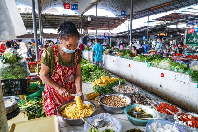 德宏菜市場(chǎng)（開屏新聞?dòng)浾?馬楠 通訊員 胡佩靈 楊曉玲 攝）