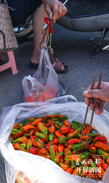 德宏菜市場(chǎng)（開屏新聞?dòng)浾?馬楠 通訊員 胡佩靈 楊曉玲 攝）