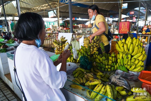 德宏菜市場(chǎng)（開屏新聞?dòng)浾?馬楠 通訊員 胡佩靈 楊曉玲 攝）
