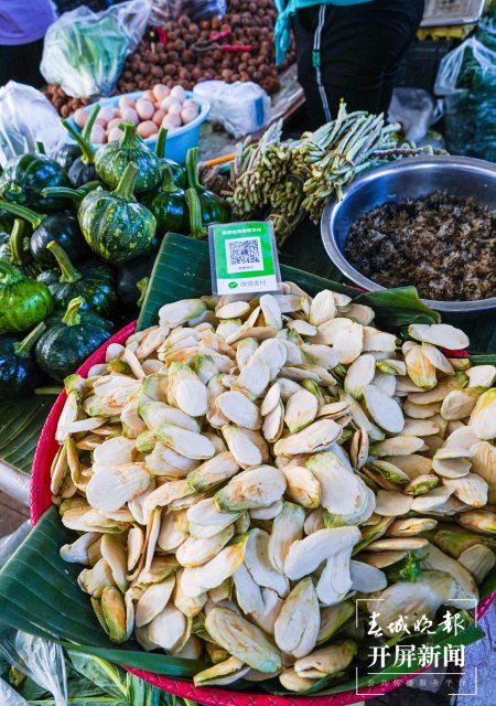 德宏菜市場(chǎng)（開屏新聞?dòng)浾?馬楠 通訊員 胡佩靈 楊曉玲 攝）