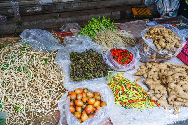 德宏菜市場(chǎng)（開屏新聞?dòng)浾?馬楠 通訊員 胡佩靈 楊曉玲 攝）