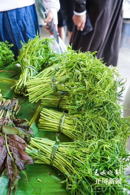 德宏菜市場(chǎng)（開屏新聞?dòng)浾?馬楠 通訊員 胡佩靈 楊曉玲 攝）