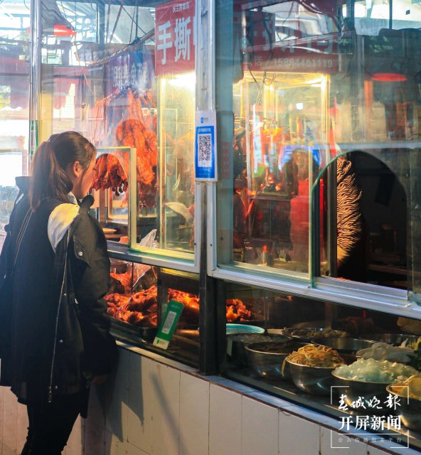 德宏菜市場(chǎng)（開屏新聞?dòng)浾?馬楠 通訊員 胡佩靈 楊曉玲 攝）