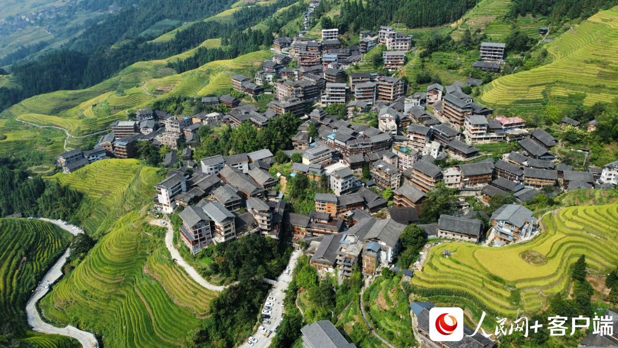 龍脊梯田上，房屋錯(cuò)落有致。何善權(quán) 攝