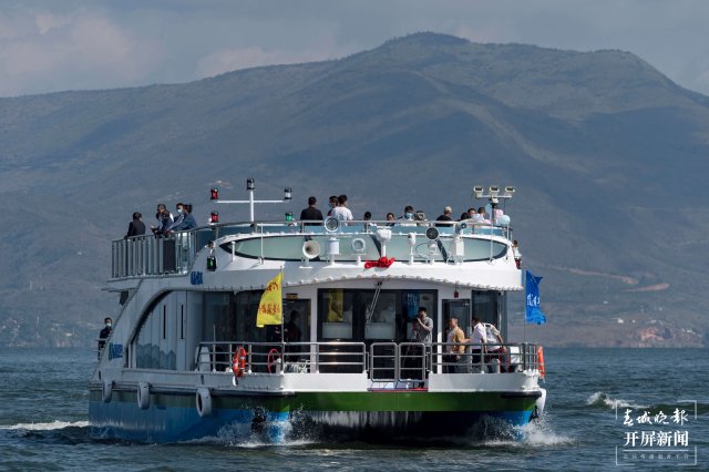 云南第一艘綠色Ⅲ級船“風花雪月號”洱海首航（開屏新聞通訊員 羅鑄 攝）