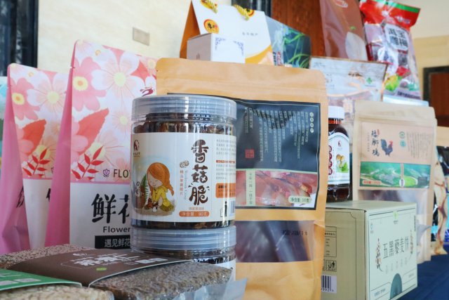 發(fā)布會(huì)現(xiàn)場(chǎng)展出的大理農(nóng)特產(chǎn)品.jpg