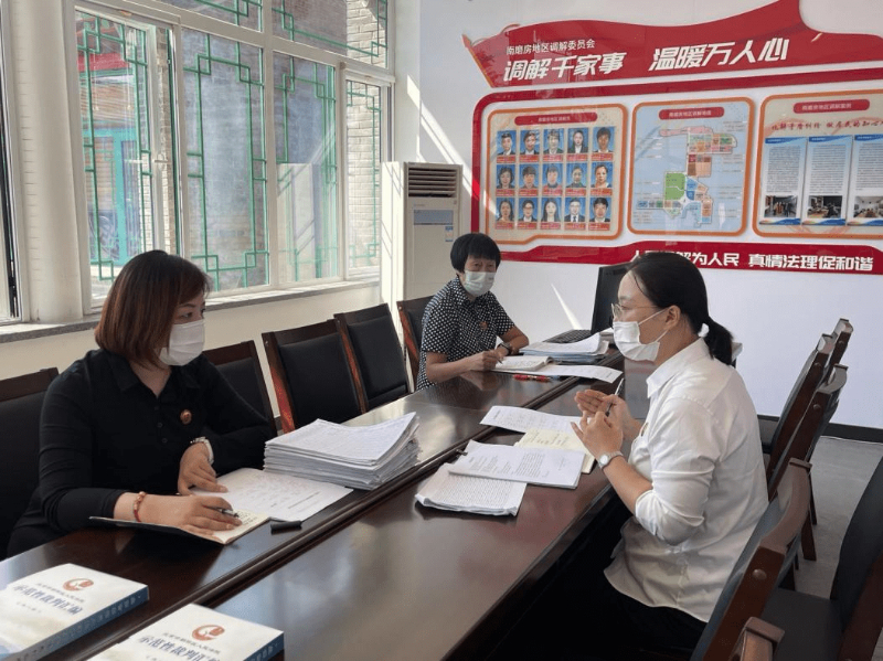 在北京市朝陽區(qū)南磨房地區(qū)社會矛盾糾紛預(yù)防調(diào)處化解分平臺，工作人員在討論中。人民網(wǎng) 周靜圓 攝