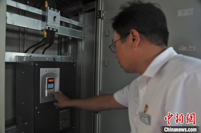 9月29日，江西九江湖口縣均橋供水加壓站內(nèi)，工作人員在檢查供水設(shè)備。　劉力鑫 攝