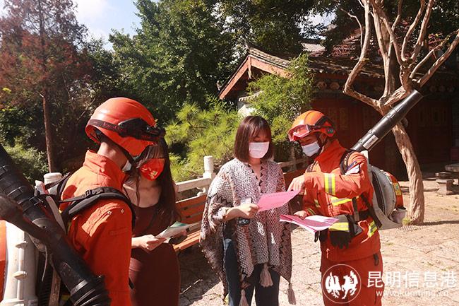 向游客宣傳防火常識(shí)