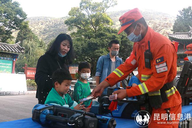 發(fā)放防火書簽