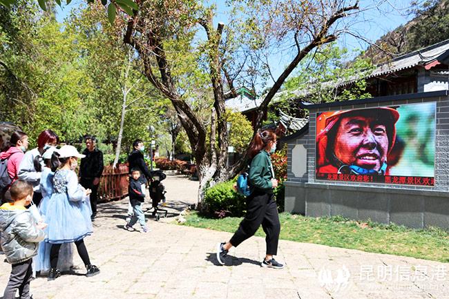 利用景區(qū)大屏幕播放防火宣傳視頻。