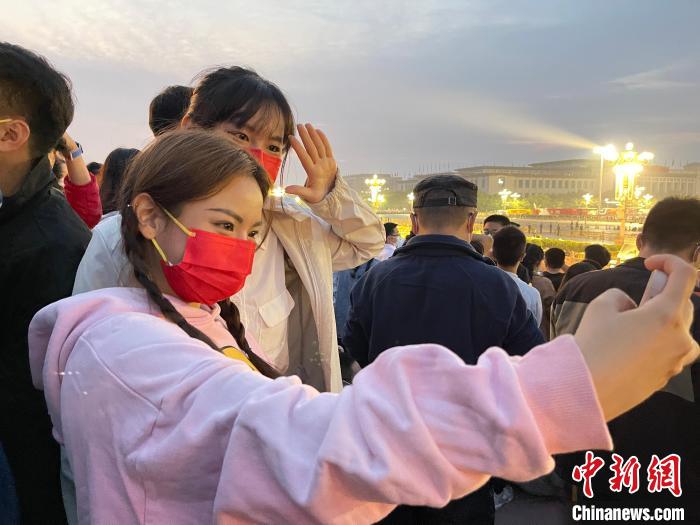 圖為青年們?cè)谟^禮臺(tái)上合影留念。　朱賀 攝