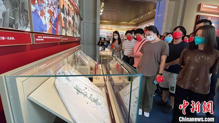 圖為臺(tái)生參觀展覽。　朱賀 攝