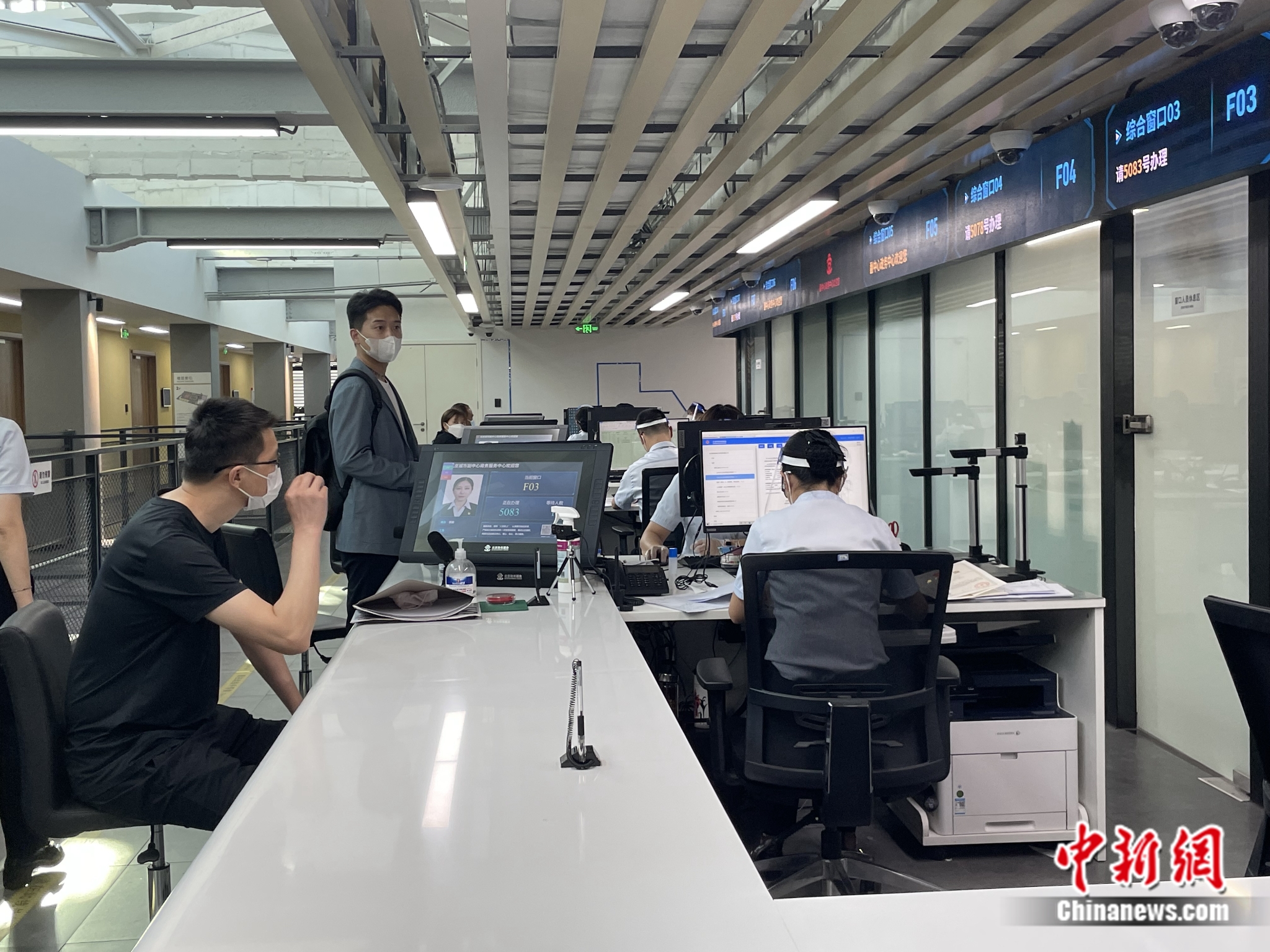 副中心政務(wù)服務(wù)中心人工服務(wù)窗口。袁秀月 攝