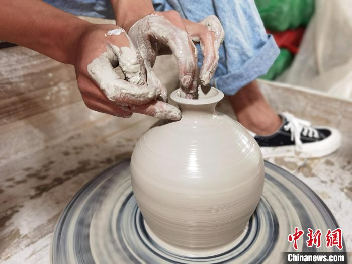 圖為張勝波在制作牙舟陶?！≈苎嗔?攝