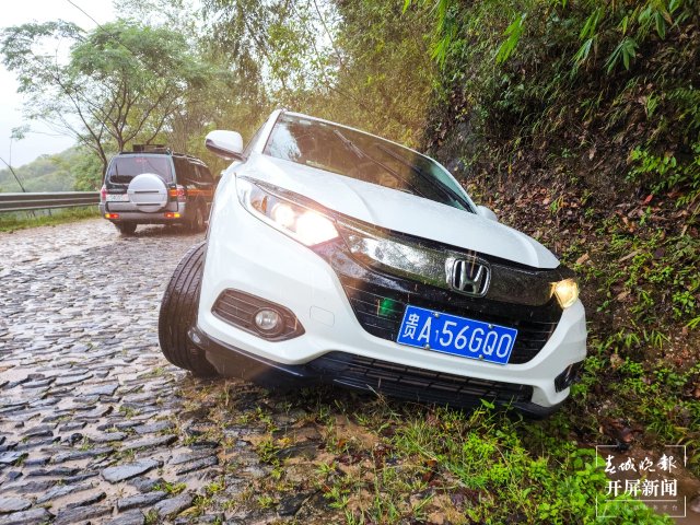 汽車雨天打滑掉入排水溝，普洱森林消防緊急救援