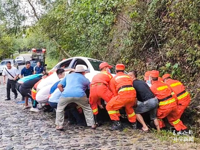 汽車雨天打滑掉入排水溝，普洱森林消防緊急救援