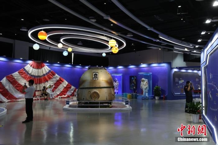 資料圖：9月15日，在北京科學(xué)中心“光年深處”展廳，神舟十三號(hào)載人飛船返回艙首次面向公眾展出，返回艙降落傘、長(zhǎng)征三號(hào)甲運(yùn)載火箭殘骸等一批珍貴的航天器實(shí)物也同時(shí)亮相。 吳凡 攝 圖片來(lái)源：視覺(jué)中國(guó)