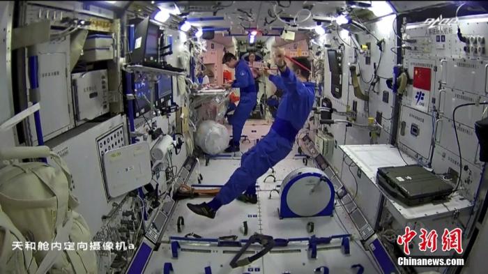 資料圖：神舟十三號(hào)乘組在太空加強(qiáng)失重防護(hù)鍛煉，為返回前做準(zhǔn)備。圖片來(lái)源：視覺(jué)中國(guó)