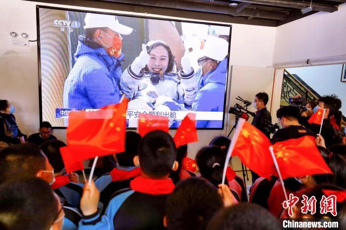 資料圖：航天員王亞平的家鄉(xiāng)山東省煙臺(tái)市福山區(qū)張格莊鎮(zhèn)，民眾通過(guò)電視直播收看航天員返航。　隋浩 攝