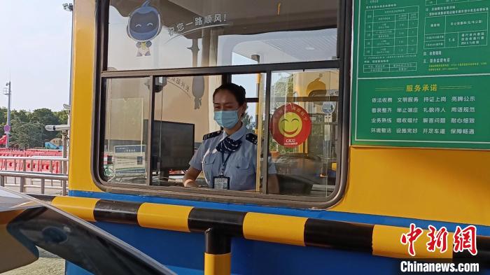 國(guó)慶假期里的堅(jiān)守者：以“微笑”守護(hù)民眾出行坦途