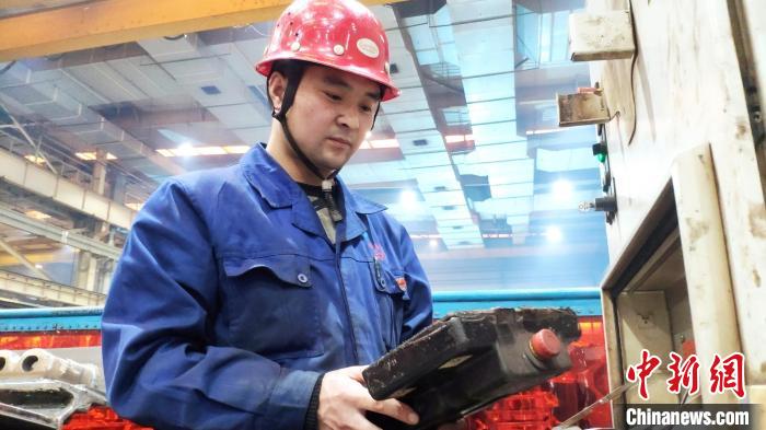 圖為工作中的王萬明。(資料圖) 中煤張家口煤礦機械有限責(zé)任公司供圖