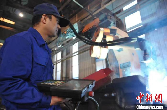 圖為工作中的王萬明。(資料圖) 中煤張家口煤礦機械有限責(zé)任公司供圖